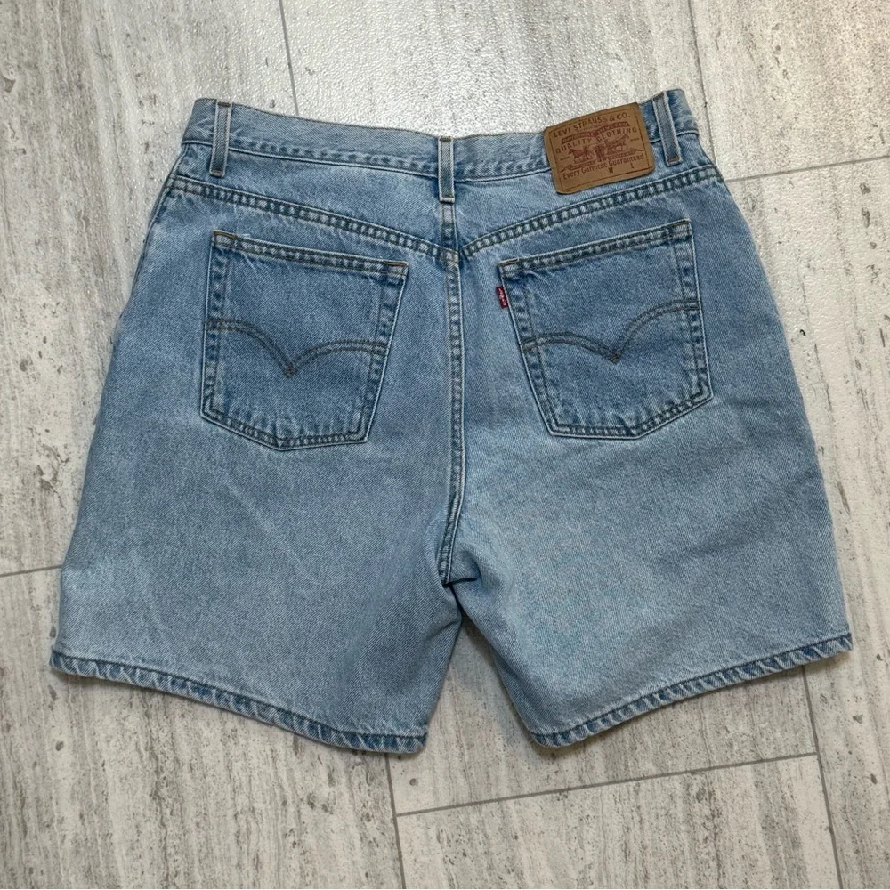 Levi’s High Rise Denim Shorts Size 14 Light Wash Classic Mom Jean Shorts - Picture 3 of 6